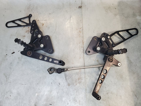 moto-r OG 1g/2g rearsets with levers and shift rod